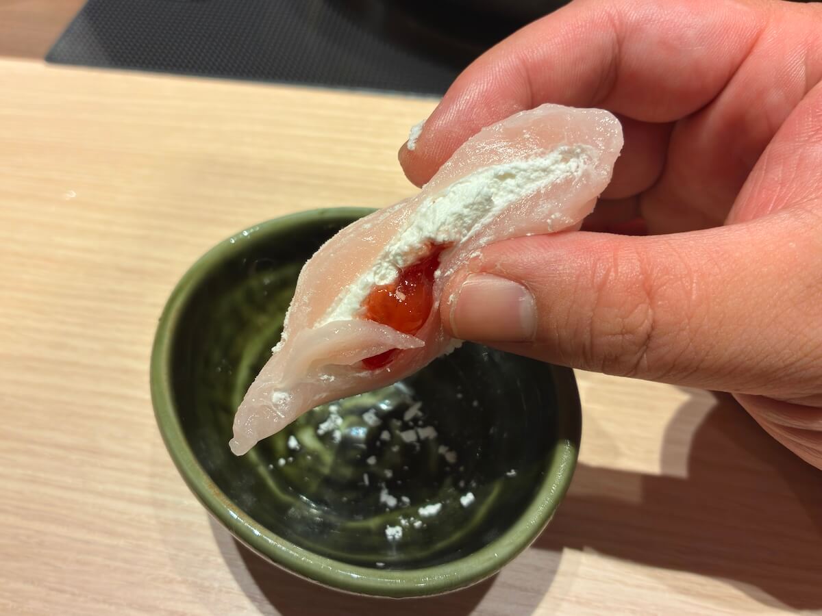 いちごミルク大福の断面。ミルククリームといちごソース