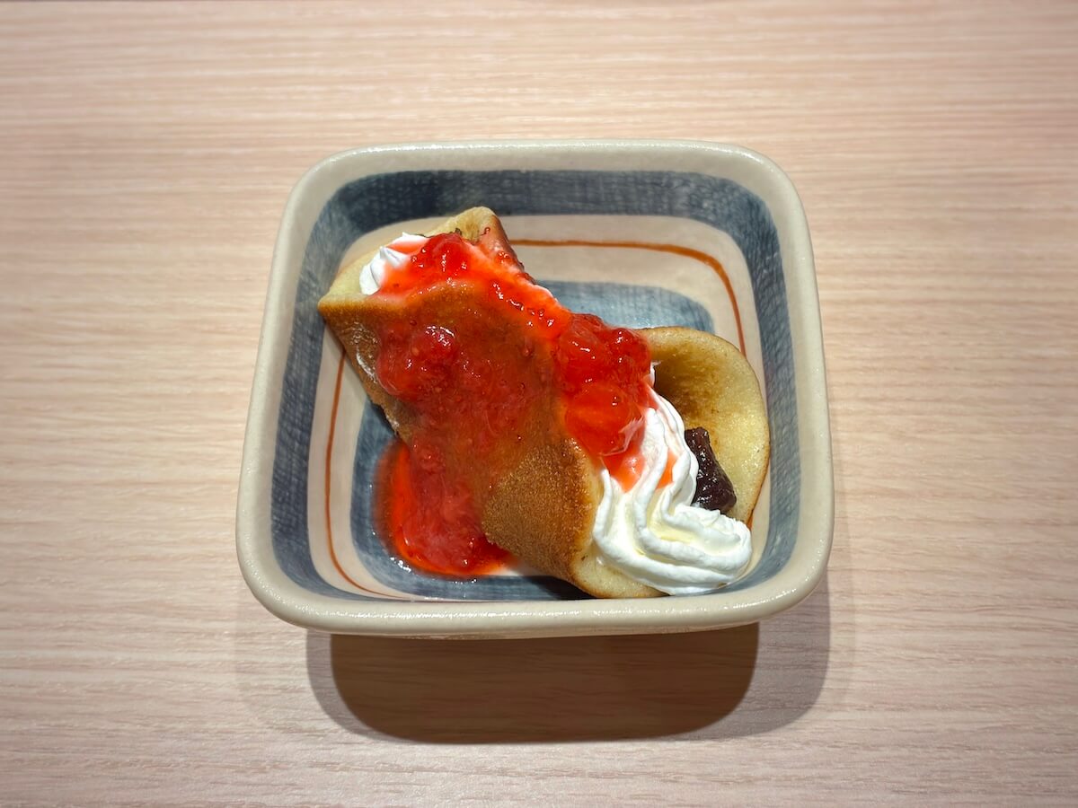もっちりどら焼（いちごソースがけ）