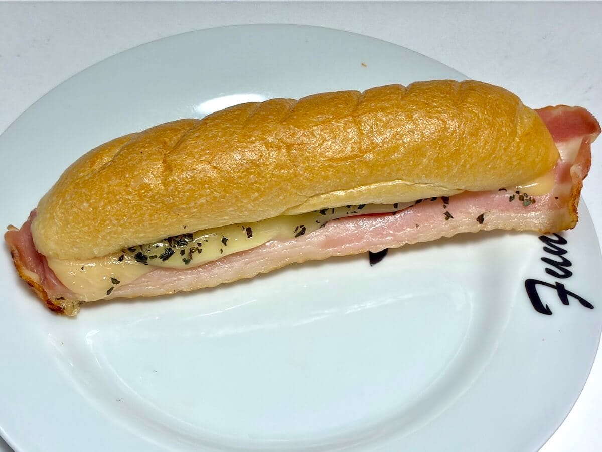 大須ベーカリーで購入したベーコンとマリボーチーズサンド