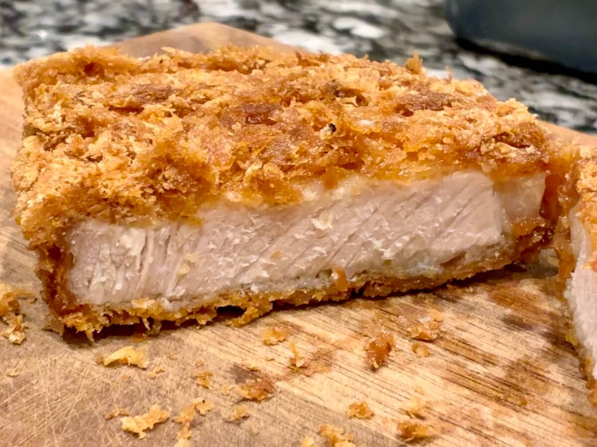揚げ焼きしてから切ったロースカツの断面