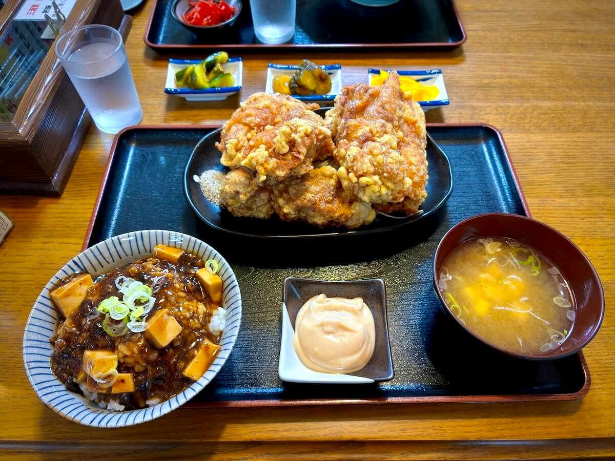 テーブルに運ばれてきた三浦家のA定食の全体像