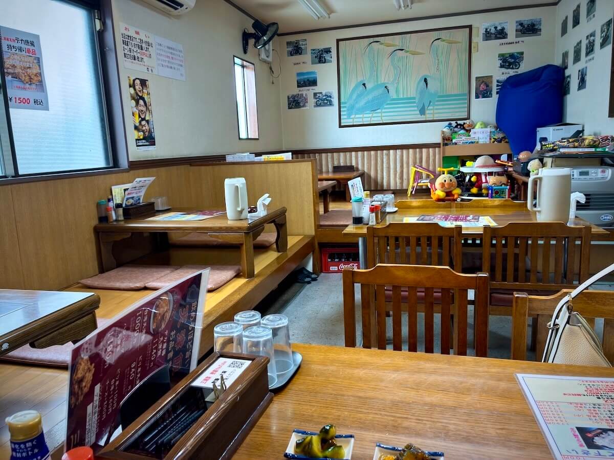 三浦家の店内の様子、パーテーションのあるテーブル席