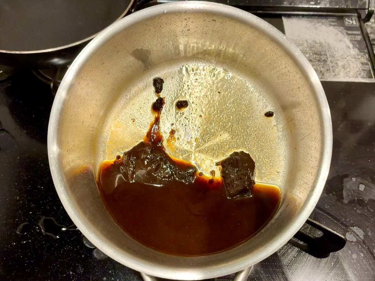 赤味噌とみりんと酒を加えて加熱している味噌だれ
