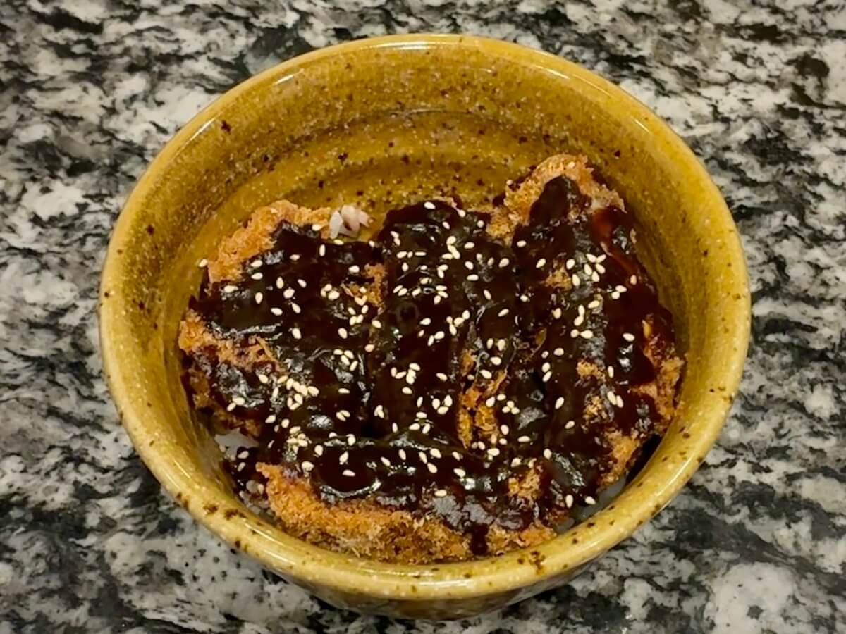 赤味噌だれと白ごまをかけた味噌カツ丼