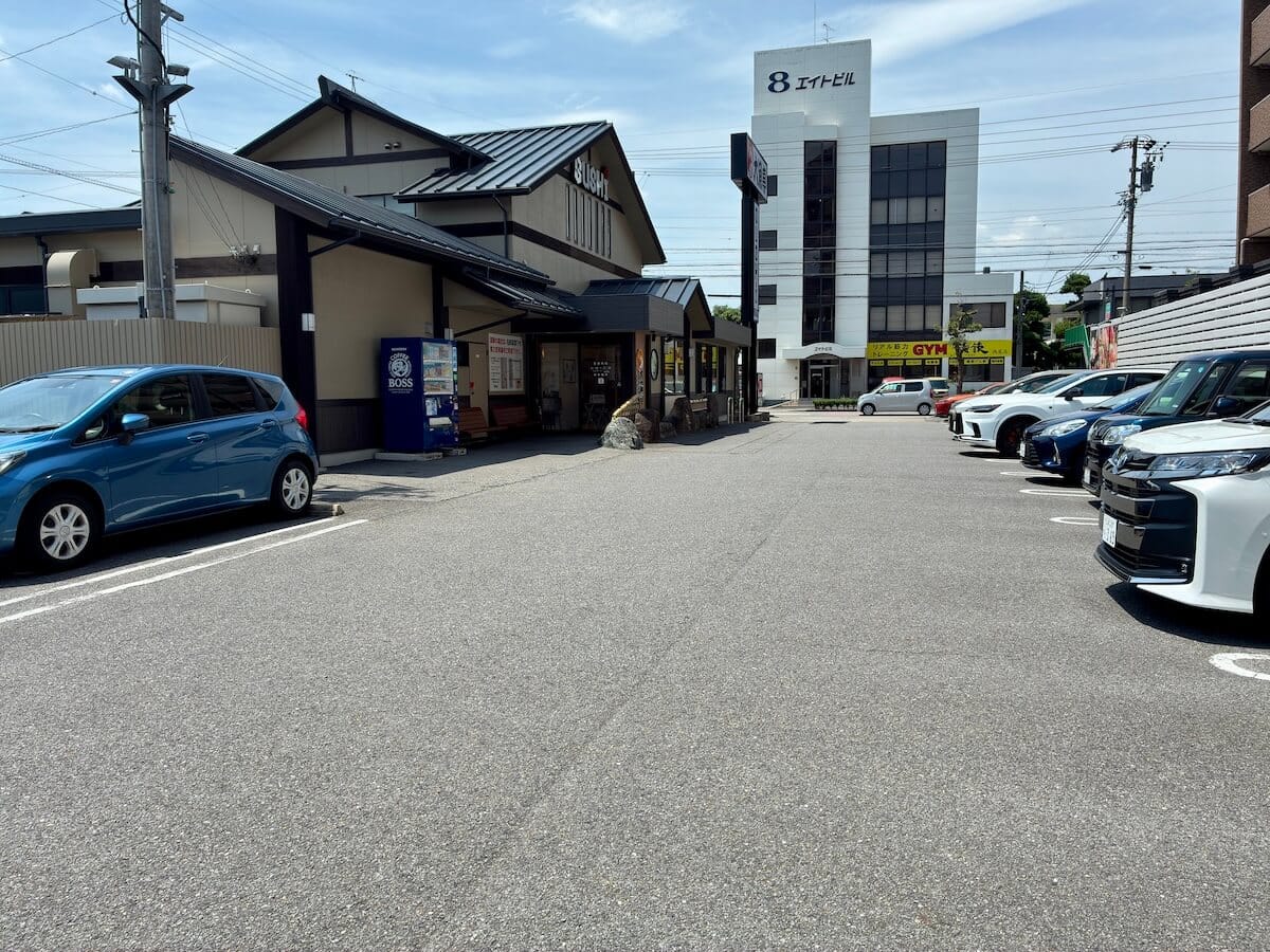 大漁亭西尾店の駐車場と店舗