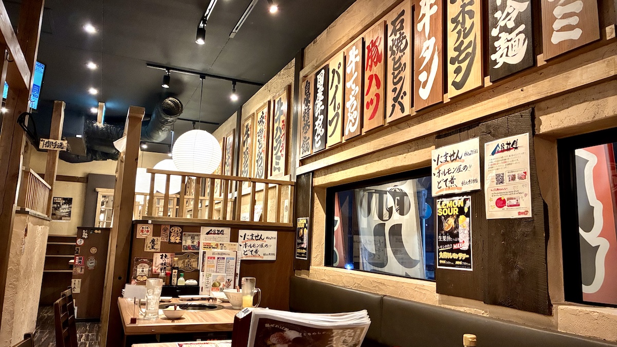 滝ノ水ホルモンの店内席からみて
