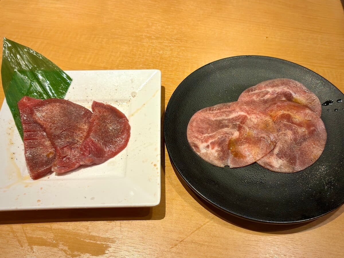 きんぐ塩タンと厚切り牛タンの食べ比べ