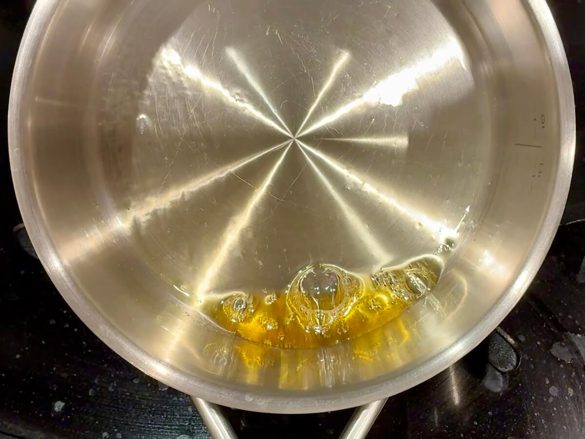 鍋の中で砂糖が琥珀色になった状態